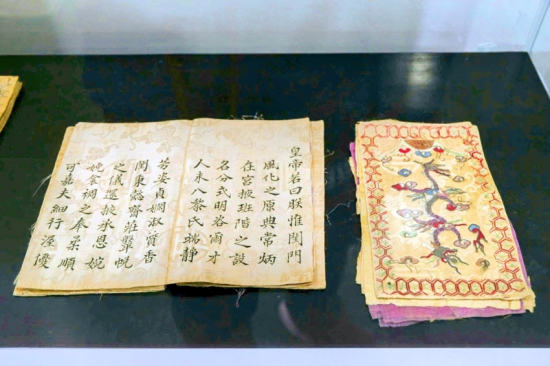 On display are two The sach (silk books) from 1874, the 27th year of Tu Duc’s reign, artifacts of Hue Museum of Royal Antiquities